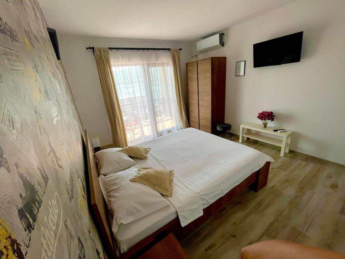 Hotel Mustaciosul Dunarii à Ieşelniţa Extérieur photo