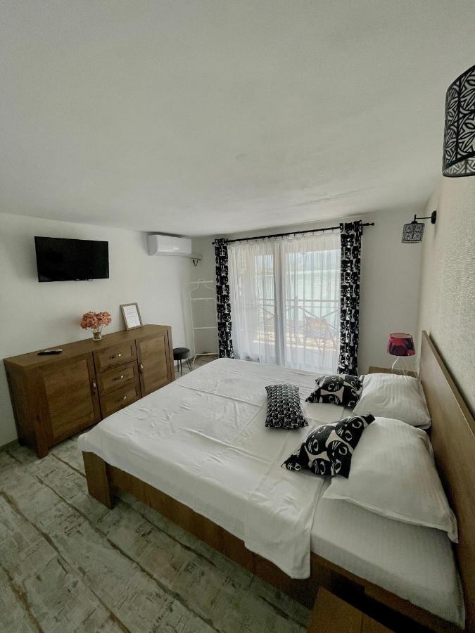 Hotel Mustaciosul Dunarii à Ieşelniţa Extérieur photo